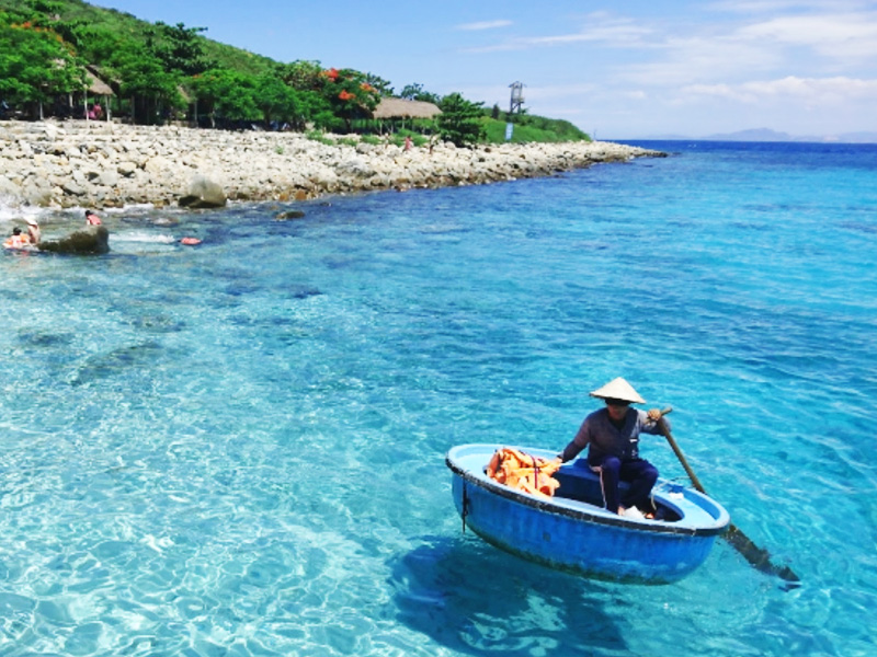 Đảo Hòn Mun - Biển xanh sóng trắng nắng vàng