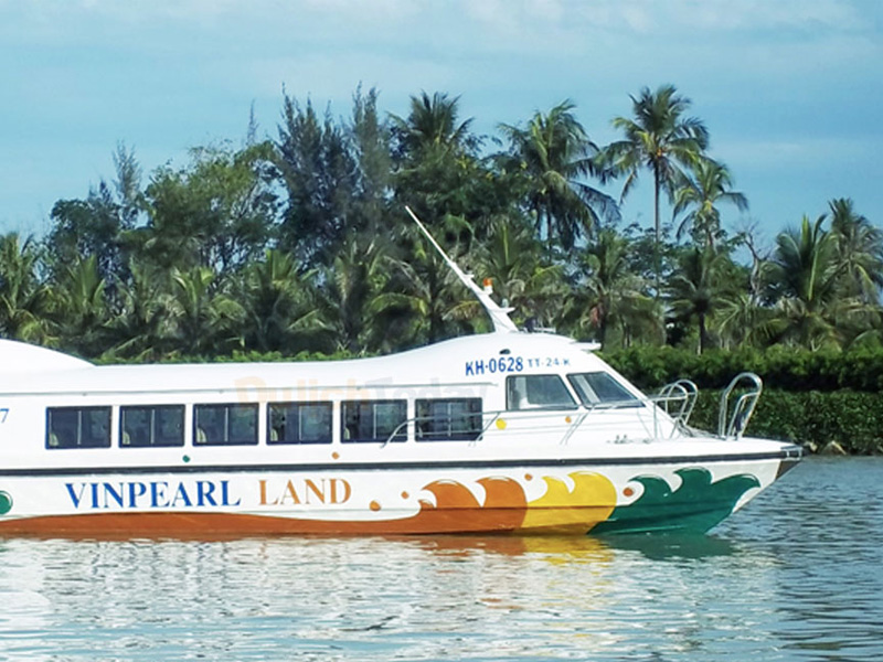 Tàu đưa đón khách của Vinpearl Land Nha Trang