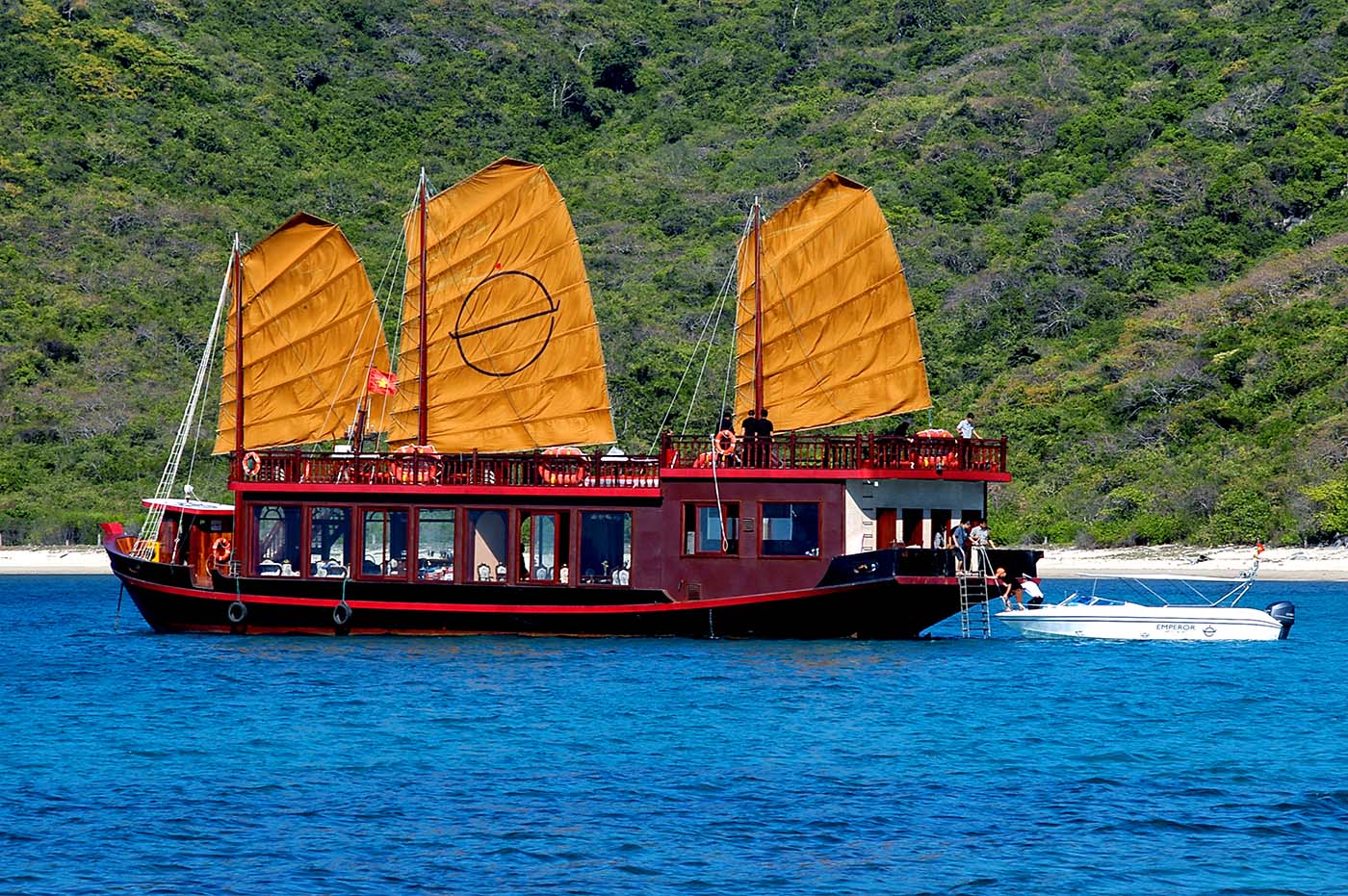 combo-du-thuyen-nha-trang-emperor-cruises-ngam-vin-nha-trang-4.jpg