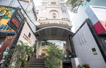 reddoorz-premium-white-lion-hotel.jpg