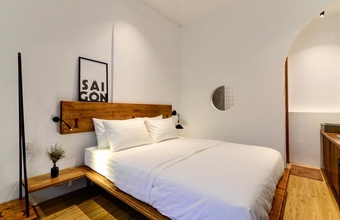 the-hut-boutique-hotel-notre-dame.jpg