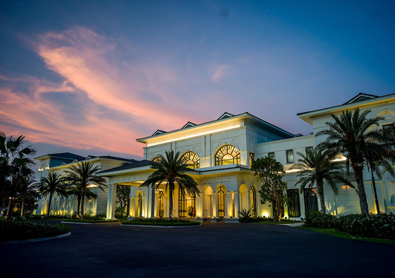vinpearl-nha-trang-long-beach-villas.jpg