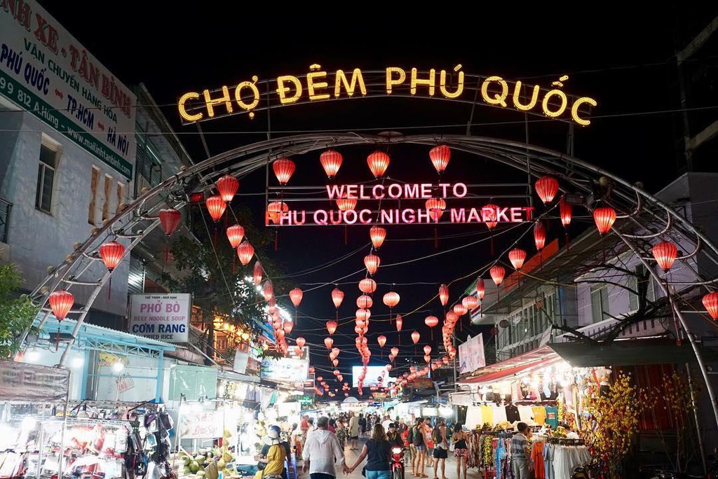 Chợ đêm Bạch Đằng