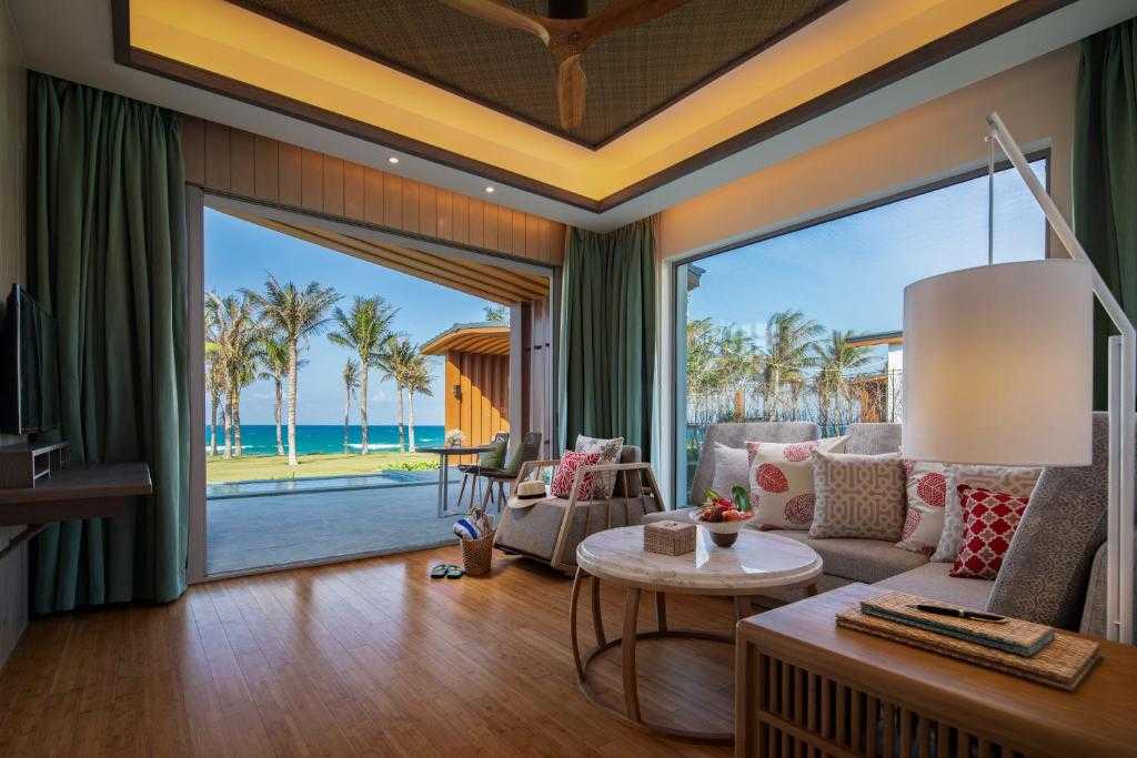 media/roomtypes/020323012139/gallery/radisson-blu-resort-cam-ranh-8-two-bedroom-pool-villa-beachfront-2.jpg