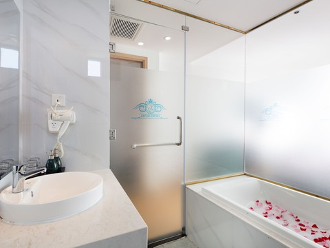 media/roomtypes/030220024644/gallery/khach-san-crown-nha-trang-28.png