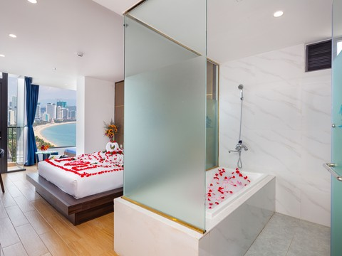 media/roomtypes/030220024644/gallery/khach-san-crown-nha-trang-29.png