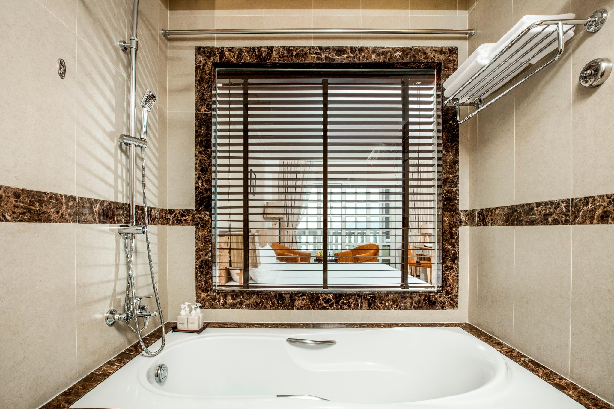media/roomtypes/030220121752/gallery/sunrise-nha-trang-resort-12.png