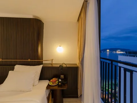 EXECUTIVE OCEAN ROOM