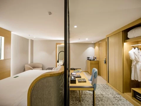media/roomtypes/080120045312/gallery/khach-san-quinter-central-nhatrang-12.png