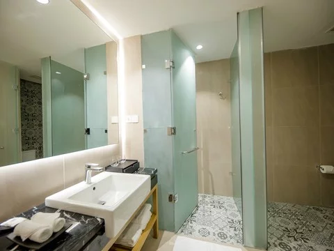 media/roomtypes/080120045457/gallery/khach-san-quinter-central-nhatrang-16.png
