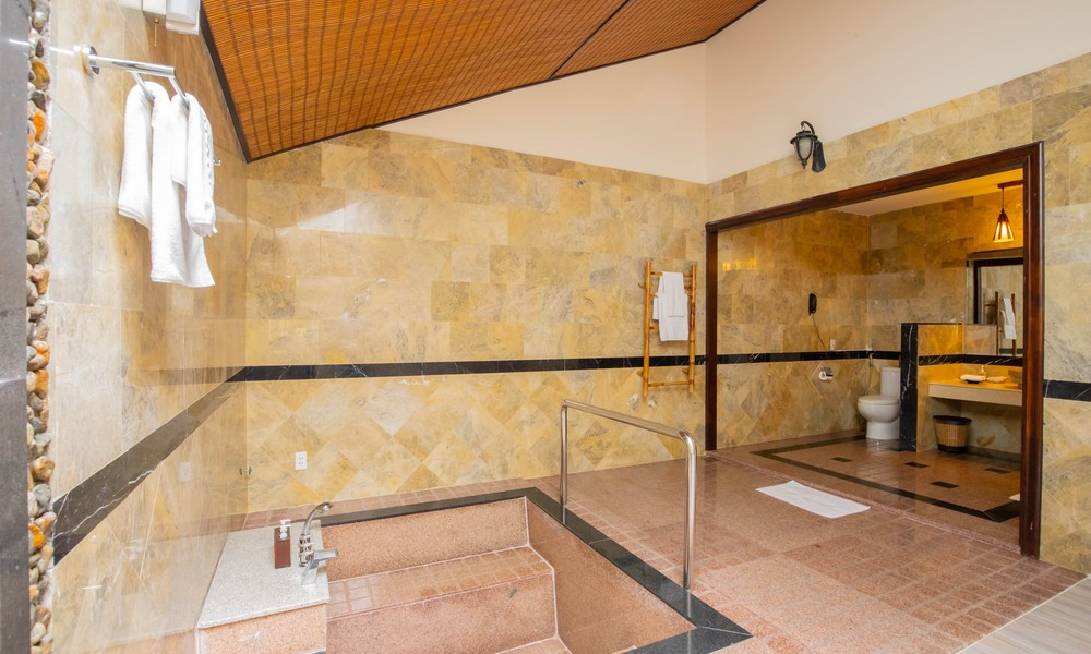 media/roomtypes/080120103433/gallery/9s0mgst6_diamond_bay_resort_spa.png