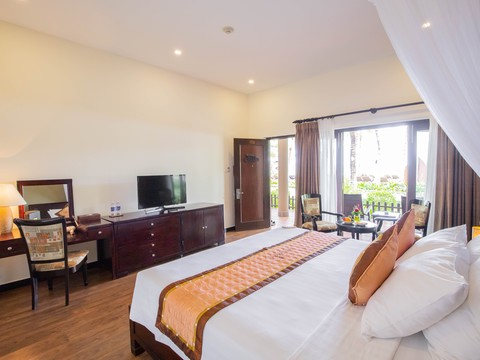 media/roomtypes/080120103709/gallery/rr7n-dlf_diamond_bay_resort_spa.png