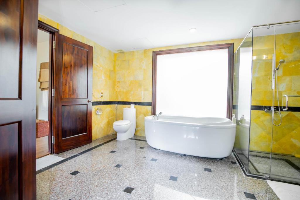 media/roomtypes/080120104924/gallery/224232448_diamond_bay_resort_spa.png