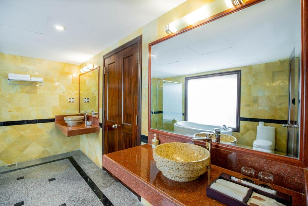 media/roomtypes/080120104924/gallery/224232453_diamond_bay_resort_spa.png