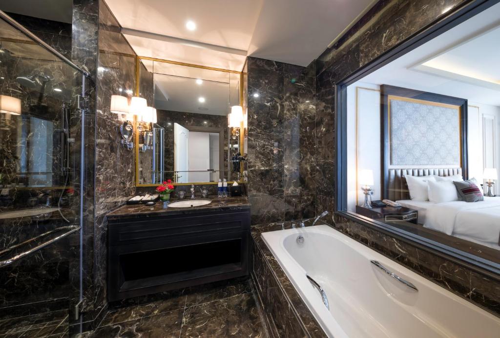 media/roomtypes/080121044820/gallery/vinpearl-hotel-can-tho-deluxe-city-view-6.jpg