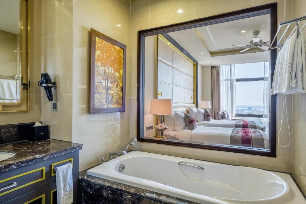 media/roomtypes/080121044820/gallery/vinpearl-hotel-can-tho-deluxe-city-view-7.jpg