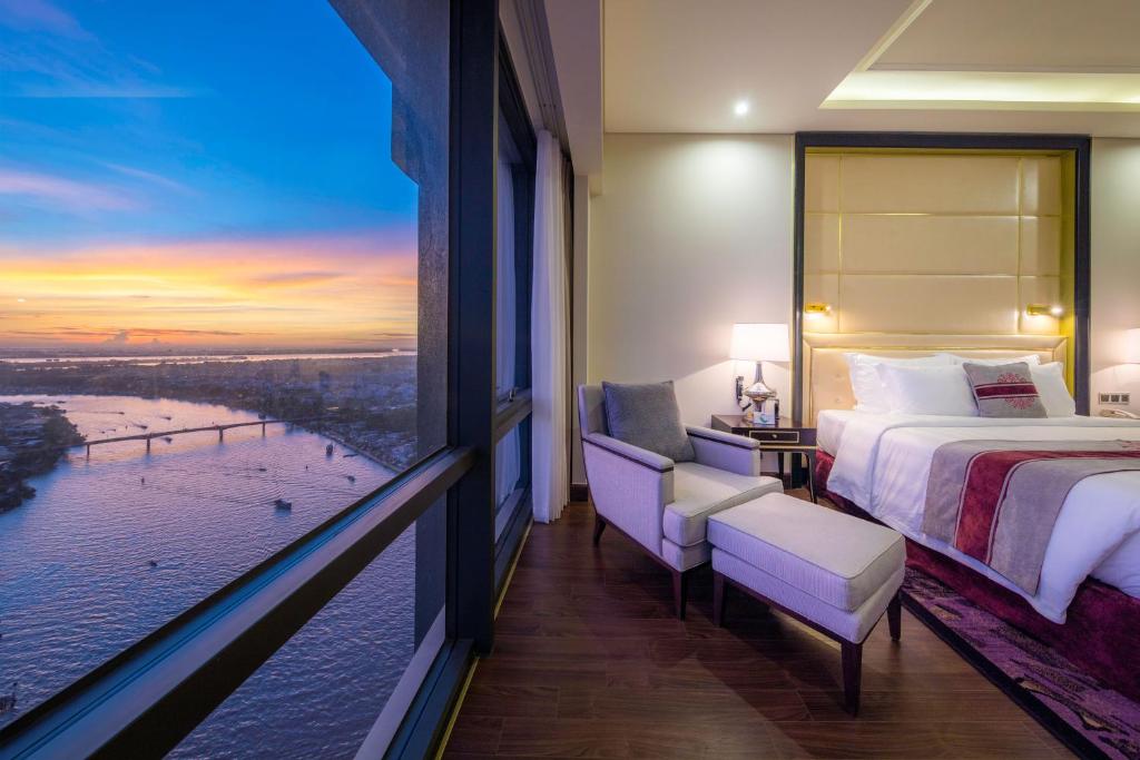 media/roomtypes/080121044952/gallery/vinpearl-hotel-can-tho-deluxe-river-view-3.jpg
