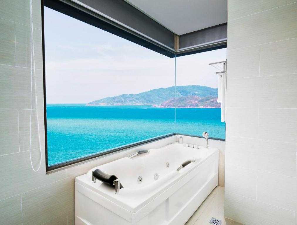 media/roomtypes/080323121332/gallery/khach-san-havana-nha-trang-5-executive-suite-5.jpg