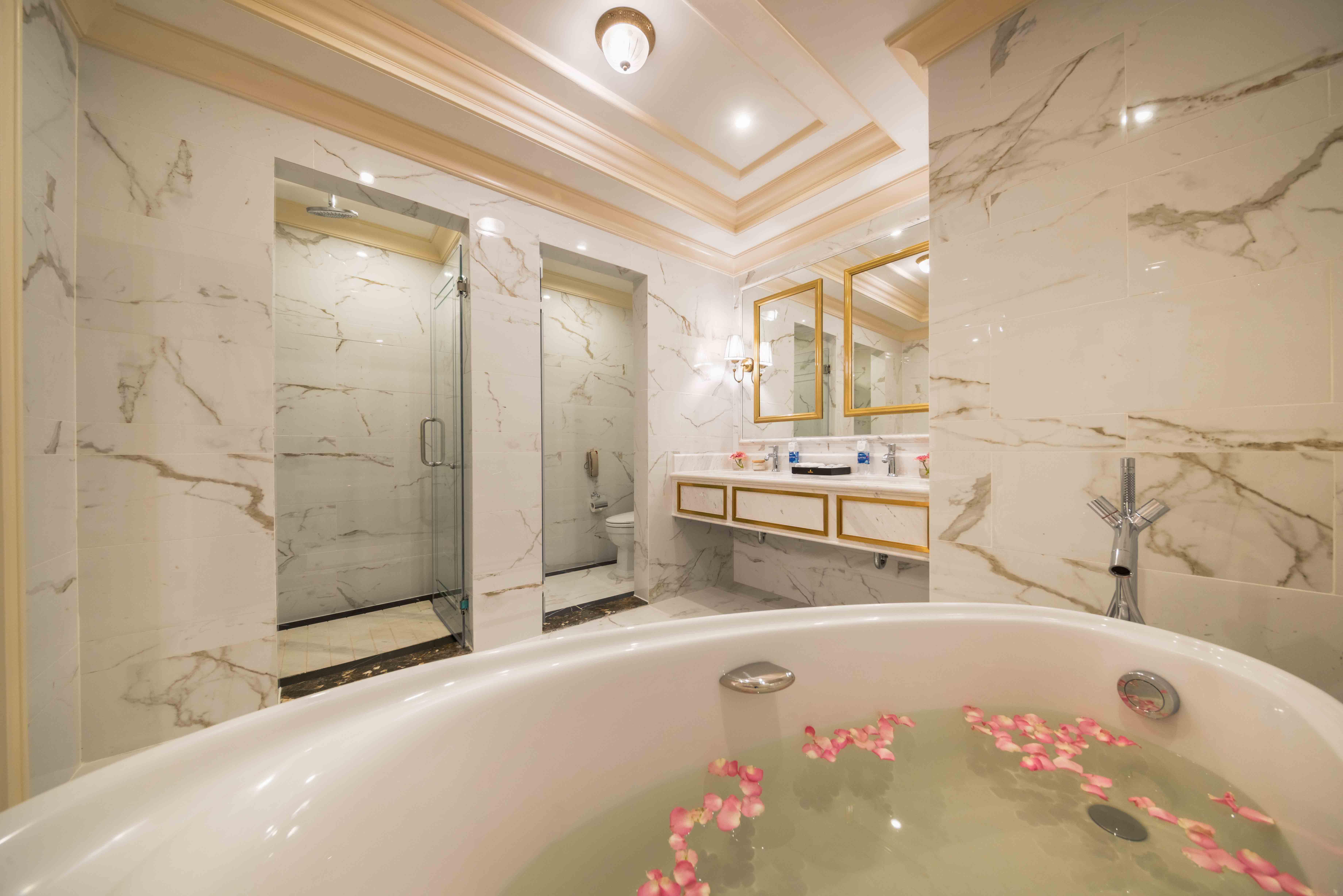 media/roomtypes/090121085905/gallery/vinpearl-hotel-quang-binh-executive-2.jpg