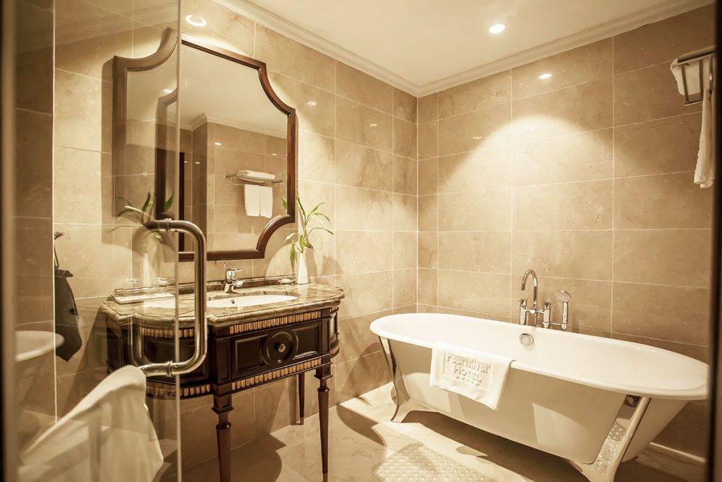 media/roomtypes/090121090741/gallery/vinpearl-hotel-rivera-hai-phong-presidential-3.jpg