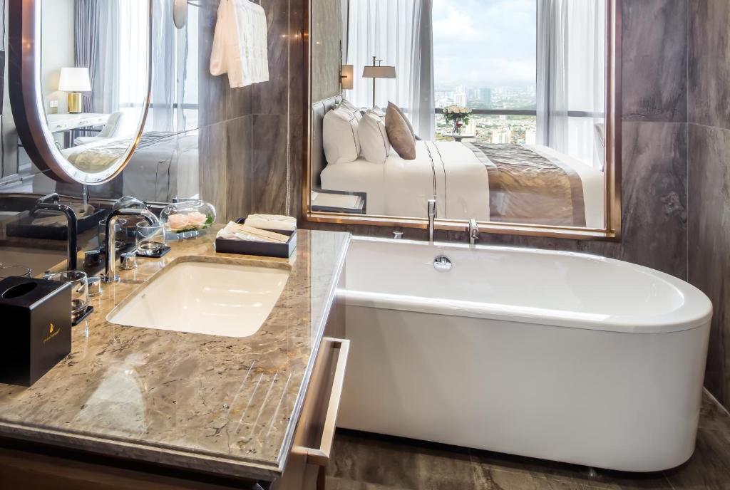 media/roomtypes/090121114420/gallery/vinpearl-luxury-landmark-81-premier-4.jpg