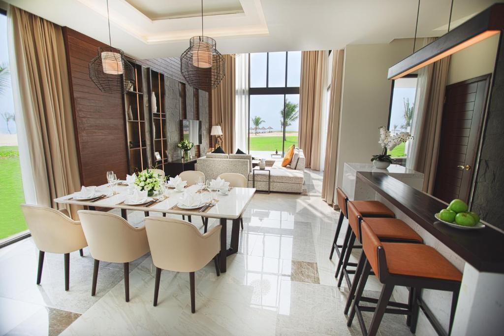 media/roomtypes/110121020659/gallery/vinpearl-resort-golf-nam-hoi-an-3-bedroom-3.jpg