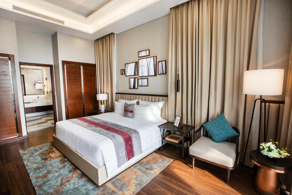 media/roomtypes/110121020659/gallery/vinpearl-resort-golf-nam-hoi-an-3-bedroom.jpg