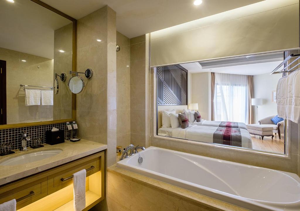 media/roomtypes/110121090811/gallery/vinpearl-resort-spa-hoi-an-duluxe-4.jpg