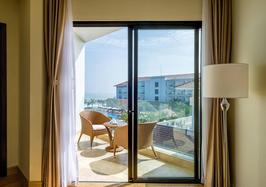 media/roomtypes/110121090928/gallery/vinpearl-resort-spa-hoi-an-duluxe-ocean-view-2.jpg