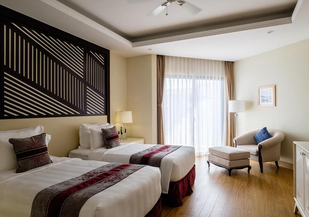 media/roomtypes/110121090928/gallery/vinpearl-resort-spa-hoi-an-duluxe-ocean-view-3.jpg