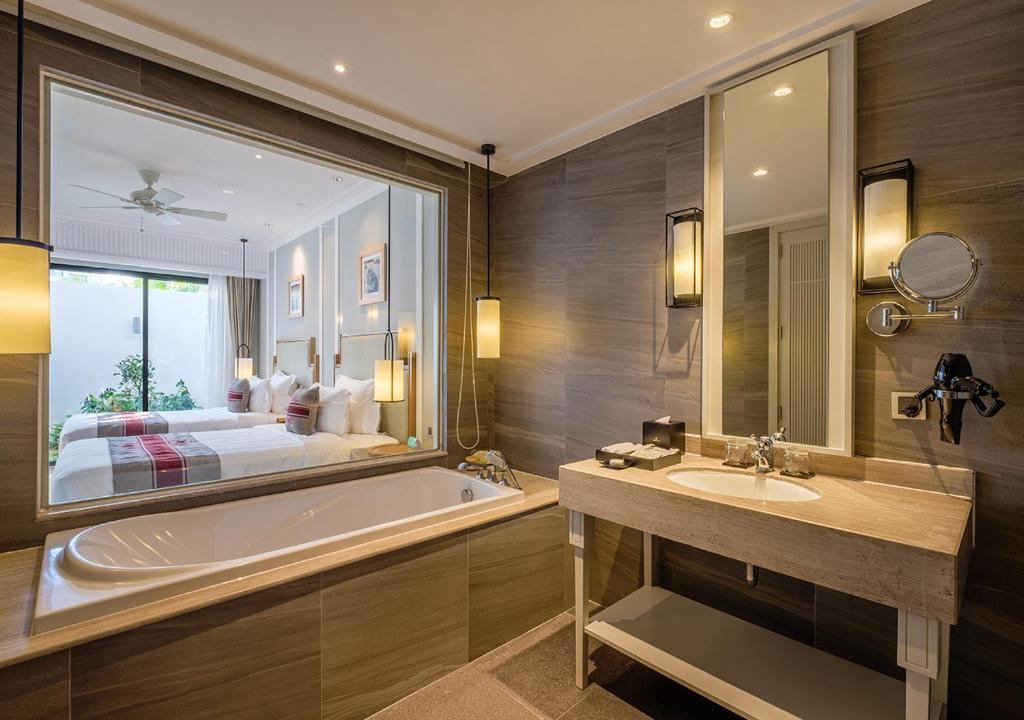 media/roomtypes/110121091535/gallery/vinpearl-resort-spa-hoi-an-villa-3-bedrooom-ocean-view-7.jpg