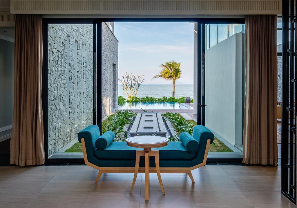 media/roomtypes/110121092741/gallery/vinpearl-resort-spa-hoi-an-villa-4-bedrooom-ocean-view-6.jpg