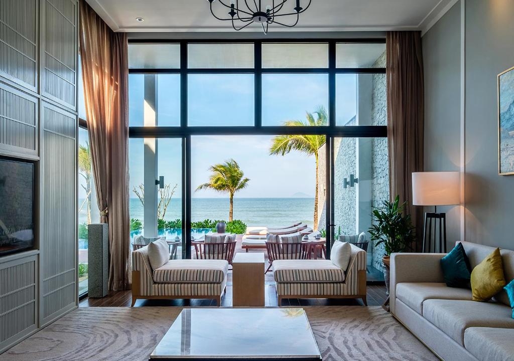 media/roomtypes/110121092949/gallery/vinpearl-resort-spa-hoi-an-villa-5-bedrooom-ocean-view-1.jpg