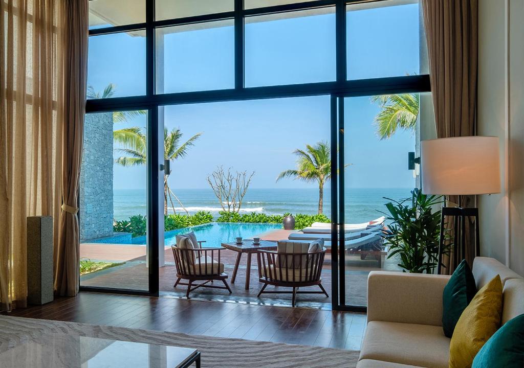 media/roomtypes/110121092949/gallery/vinpearl-resort-spa-hoi-an-villa-5-bedrooom-ocean-view-2.jpg