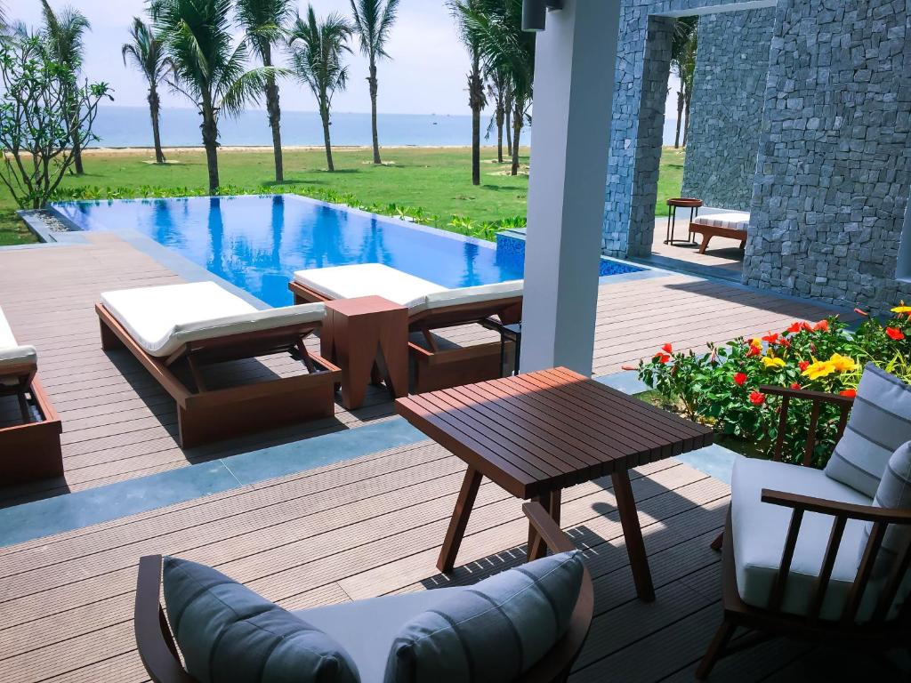 media/roomtypes/110121092949/gallery/vinpearl-resort-spa-hoi-an-villa-5-bedrooom-ocean-view-3.jpg