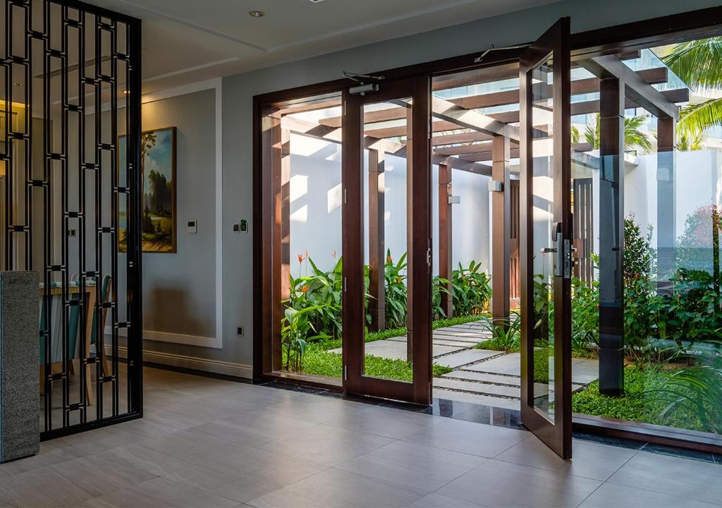 media/roomtypes/110121092949/gallery/vinpearl-resort-spa-hoi-an-villa-5-bedrooom-ocean-view-8.jpg