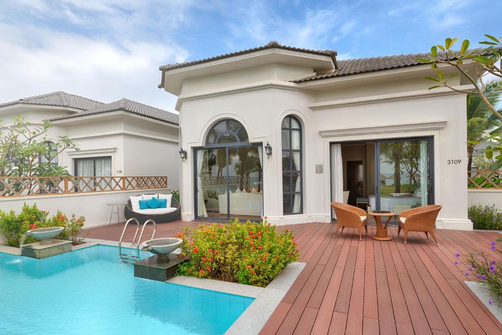 media/roomtypes/110121095850/gallery/vinpearl-discovery-2-phu-quoc-villa-3-bedroom-ocean-view-6.jpg