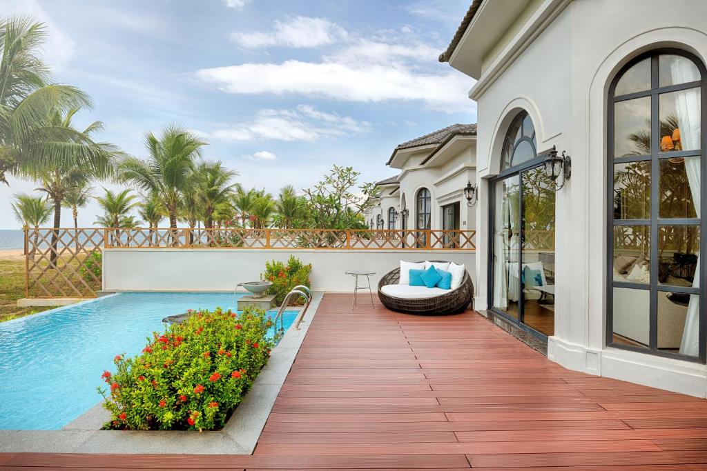 media/roomtypes/110121095850/gallery/vinpearl-discovery-2-phu-quoc-villa-3-bedroom-ocean-view-8.jpg
