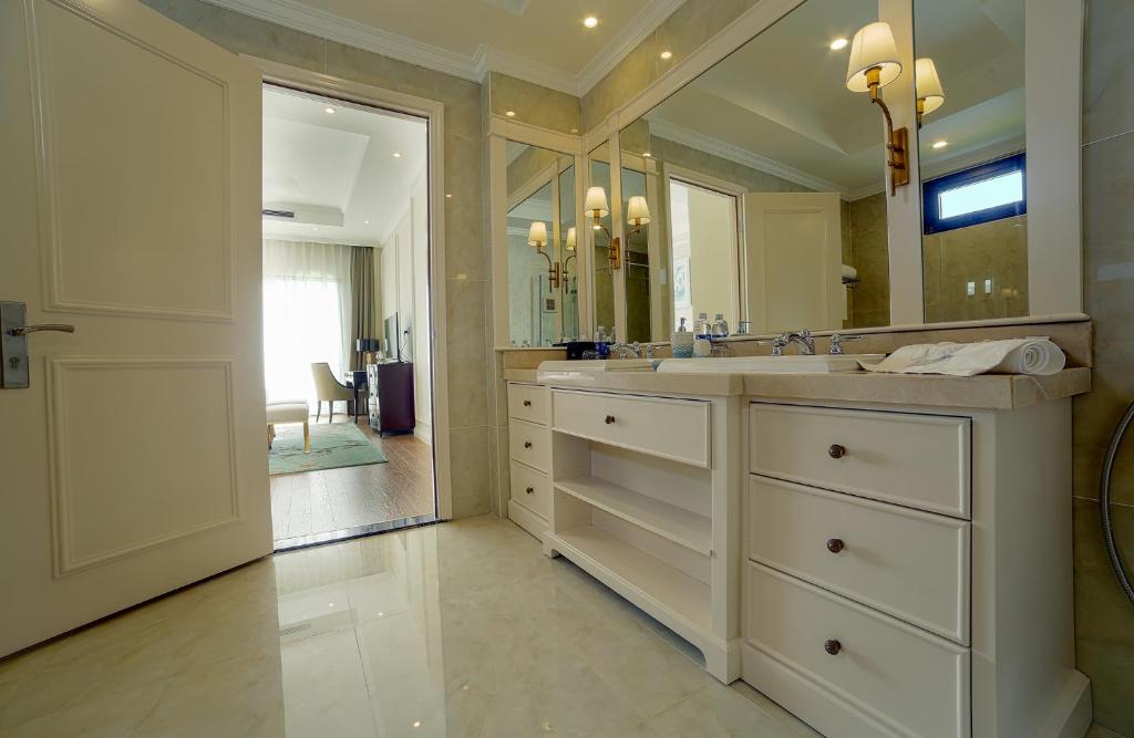 media/roomtypes/110121100345/gallery/vinpearl-discovery-2-phu-quoc-villa-3-bedroom-ocean-view.jpg