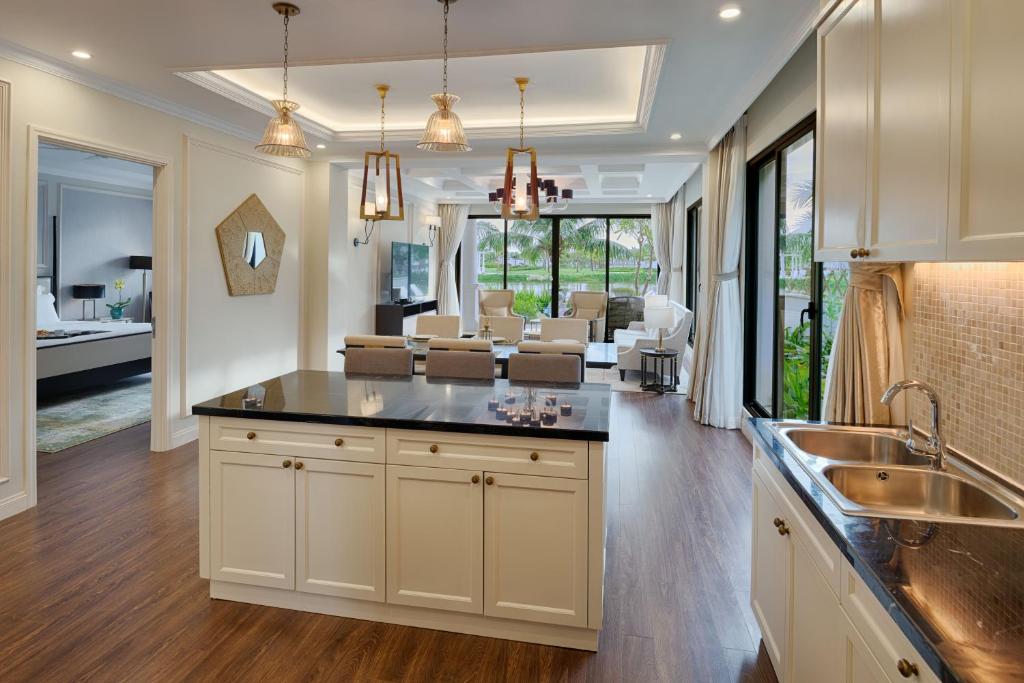 media/roomtypes/110121100345/gallery/vinpearl-discovery-2-phu-quoc-villa-4-bedroom-7.jpg
