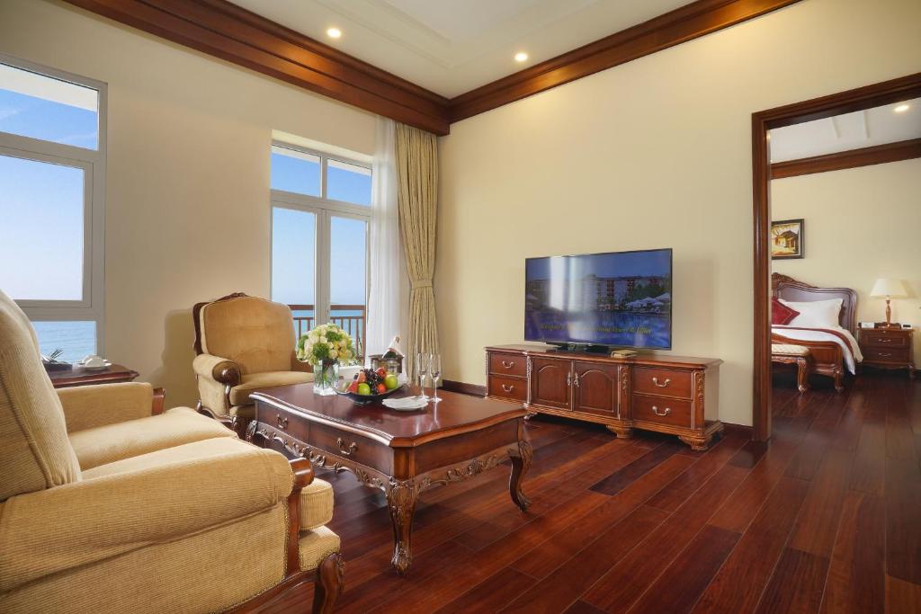 media/roomtypes/110121112459/gallery/vinpearl-luxury-da-nang-suite-executive-1.jpg