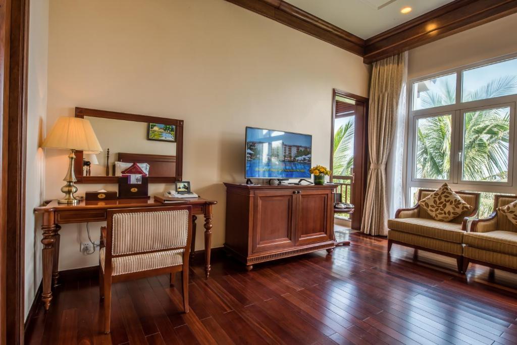 media/roomtypes/110121112459/gallery/vinpearl-luxury-da-nang-suite-executive-2.jpg