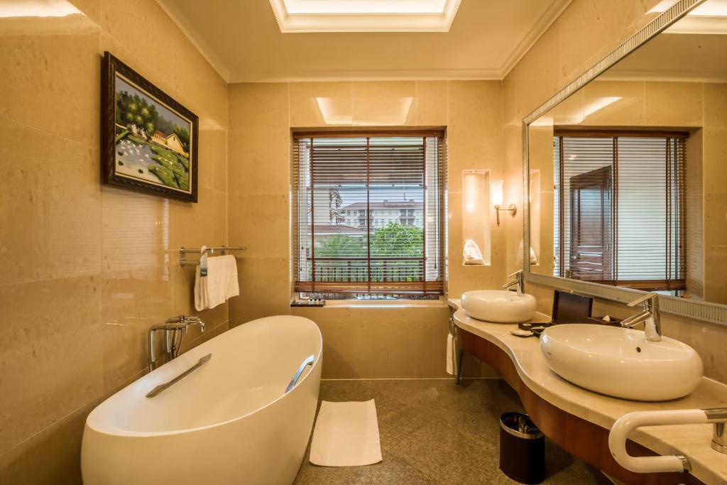 media/roomtypes/110121112459/gallery/vinpearl-luxury-da-nang-suite-executive-4.jpg