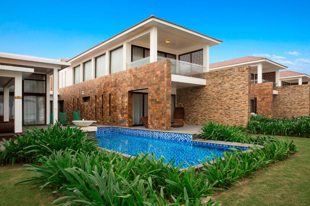 media/roomtypes/110121112909/gallery/vinpearl-luxury-da-nang-villa-4bedroom-1.jpg