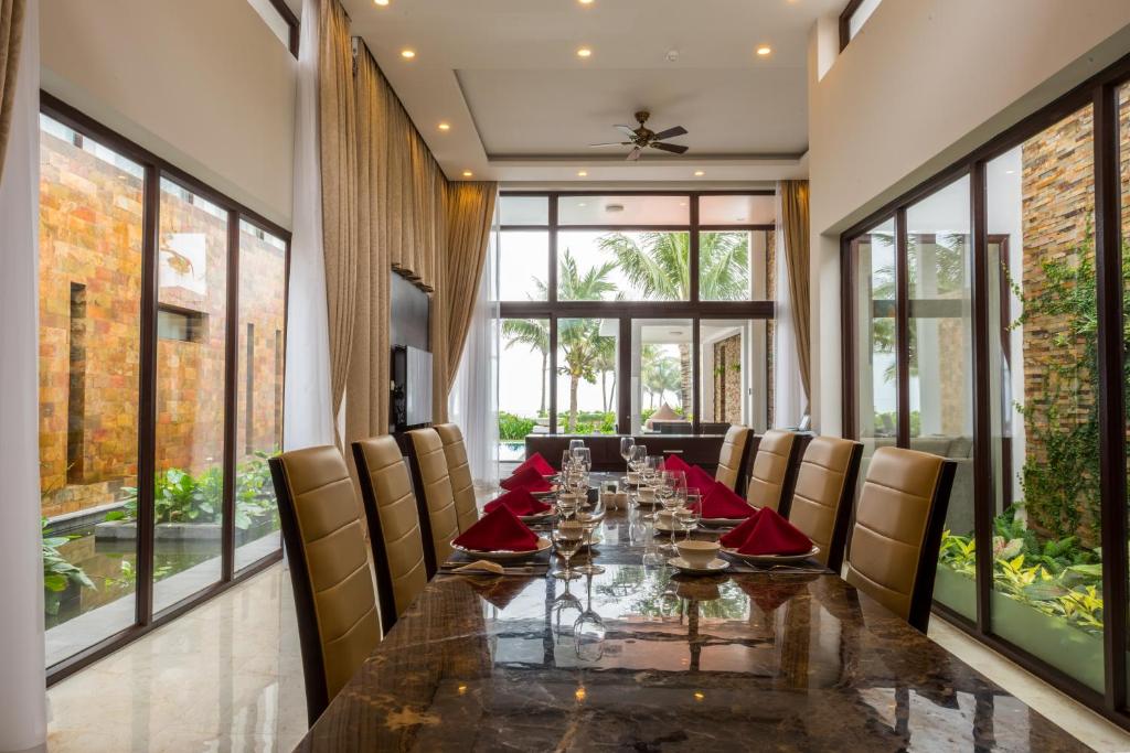 media/roomtypes/110121112909/gallery/vinpearl-luxury-da-nang-villa-4bedroom-9.jpg