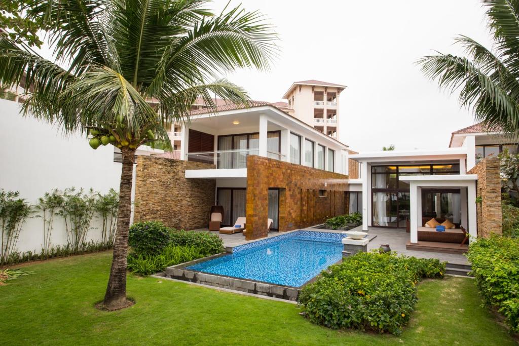media/roomtypes/110121113048/gallery/vinpearl-luxury-da-nang-villa-3bedroom-ocean-14.jpg