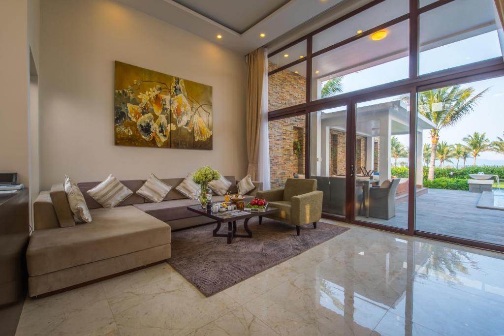 media/roomtypes/110121113048/gallery/vinpearl-luxury-da-nang-villa-3bedroom-ocean-15.jpg