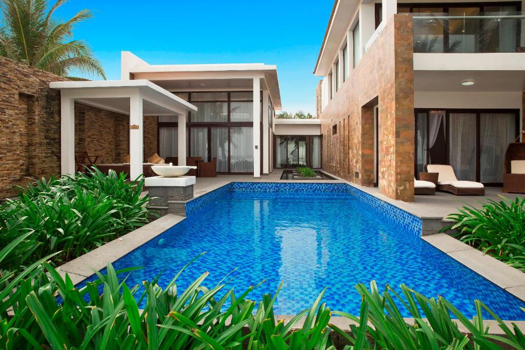 media/roomtypes/110121113048/gallery/vinpearl-luxury-da-nang-villa-3bedroom-ocean-2.jpg
