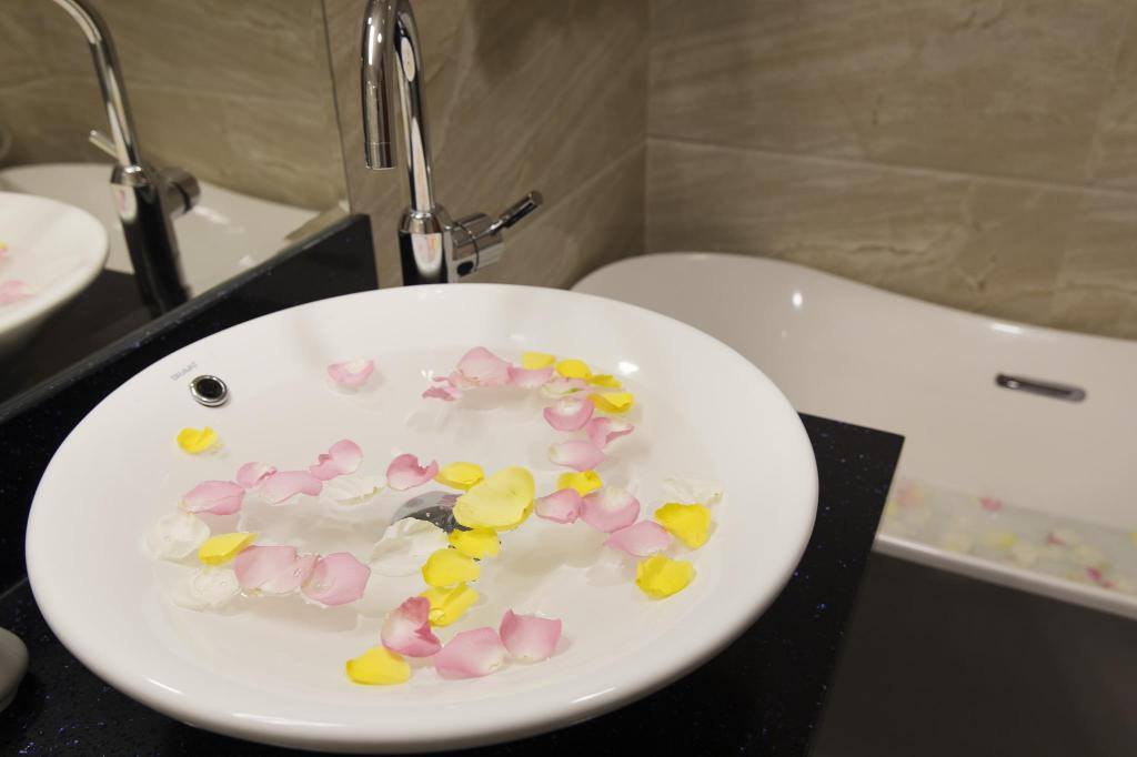 media/roomtypes/110220105523/gallery/khach-san-apus-nha-trang-34.png