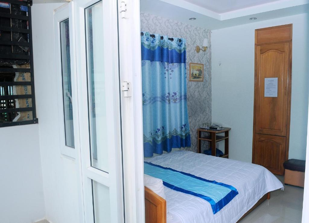 media/roomtypes/130120044230/gallery/vkl1529030387_khach_san_queen_2_queen_group.png
